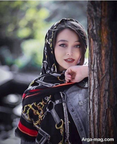  ژست عکاسی دخترانه در باغ