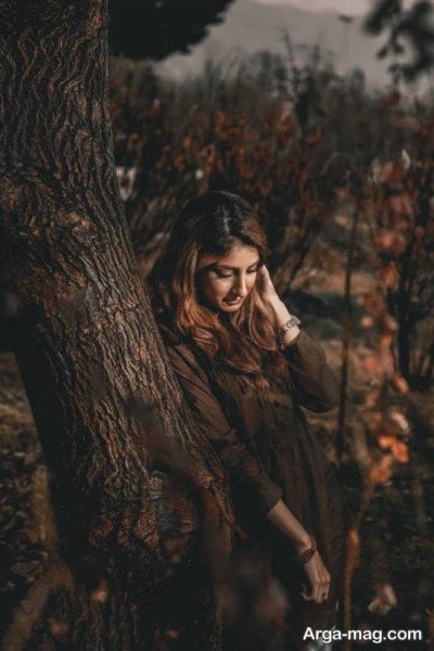  ژست عکاسی دخترانه در باغ