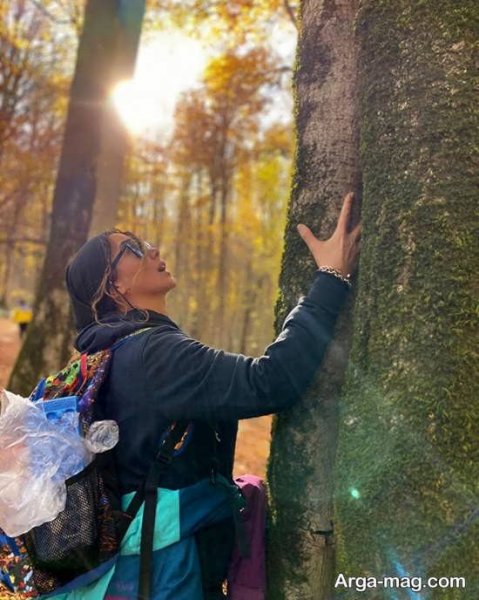  ژست عکاسی دخترانه در باغ