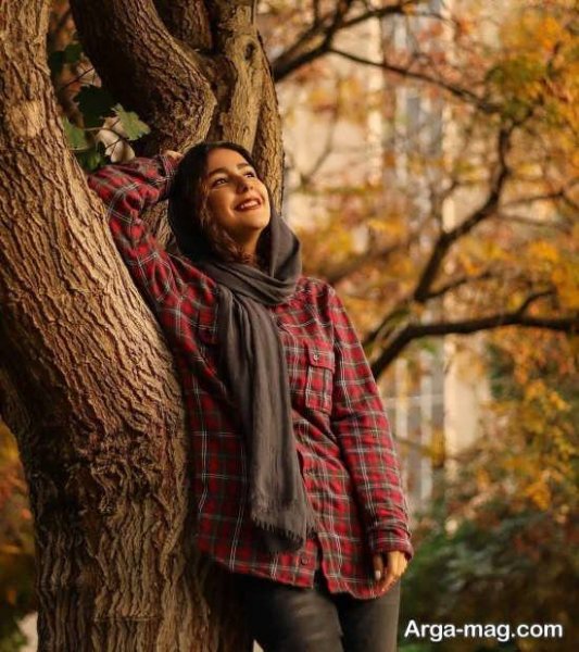  ژست عکاسی دخترانه در باغ