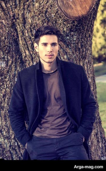  ژست عکاسی دخترانه در باغ