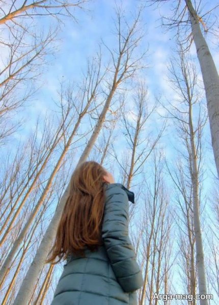  ژست عکاسی دخترانه در باغ