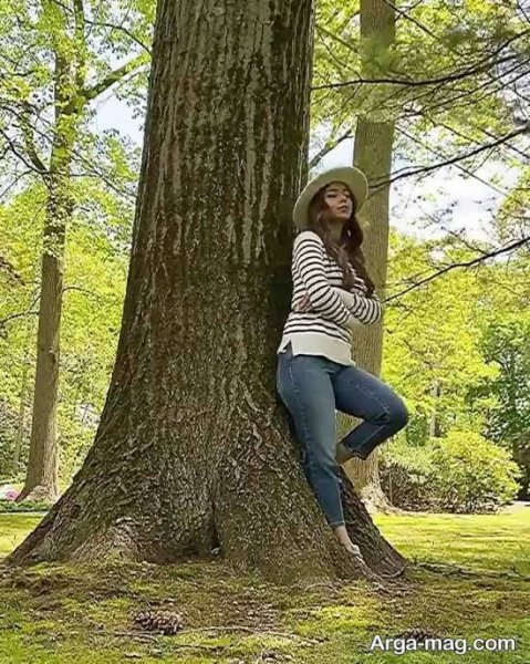  ژست عکاسی دخترانه در باغ