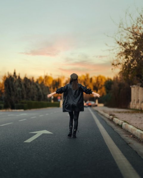  ژست عکاسی دخترانه خفن در خانه