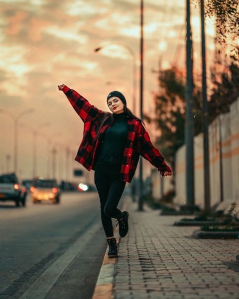  ژست عکاسی دخترانه خفن در خانه