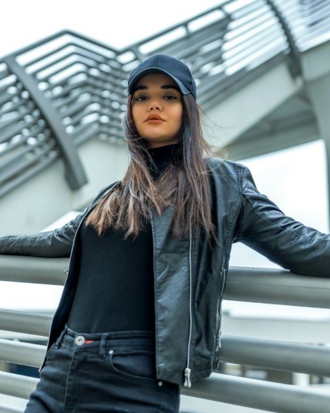  ژست عکس دخترانه لاکچری اینستاگرام