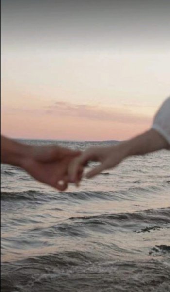 ژست عکس دست دونفره عاشقانه