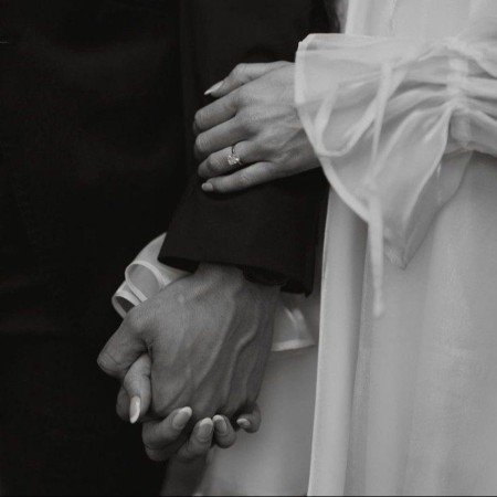 ژست عکس دست دونفره عاشقانه