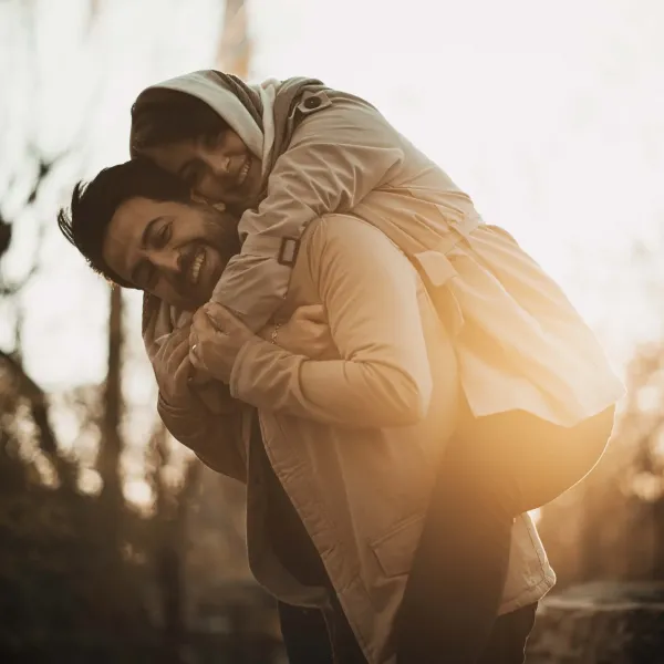  ژست عکس دونفره در آتلیه اینستاگرام