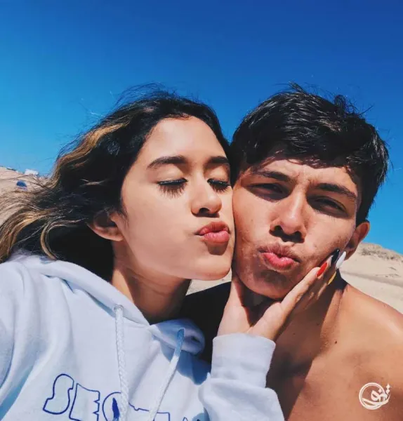  ژست عکس دونفره سلفی بدون چهره