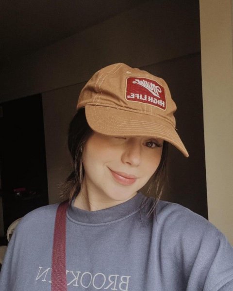 عکس دختر بدون چهره با کلاه