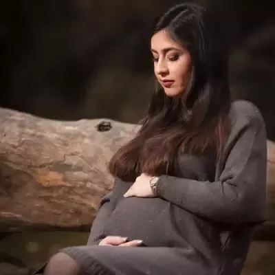  عکس زن حامله در بغل همسرش