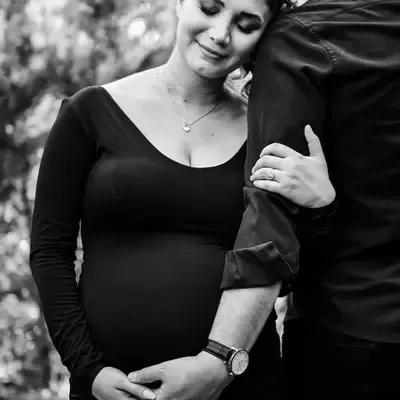  عکس زن حامله در بغل همسرش