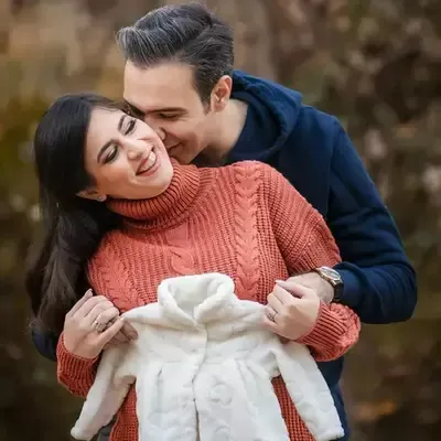  عکس زن حامله در بغل همسرش