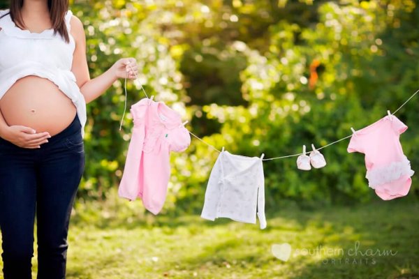  عکس بارداری با لباس نوزاد