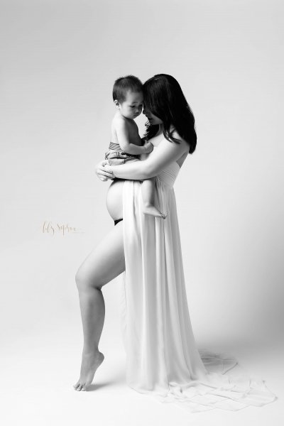  عکس بارداری با لباس نوزاد