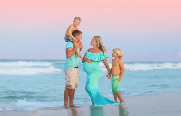  عکس بارداری با لباس نوزاد