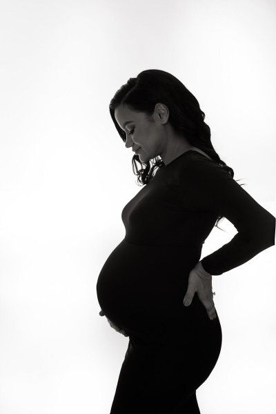  عکس بارداری با لباس نوزاد