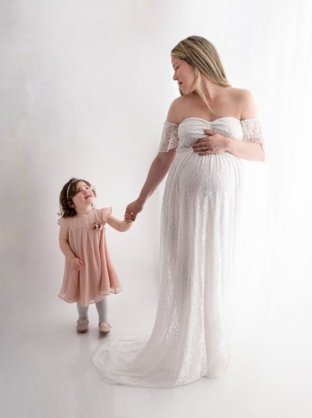  عکس بارداری با لباس نوزاد