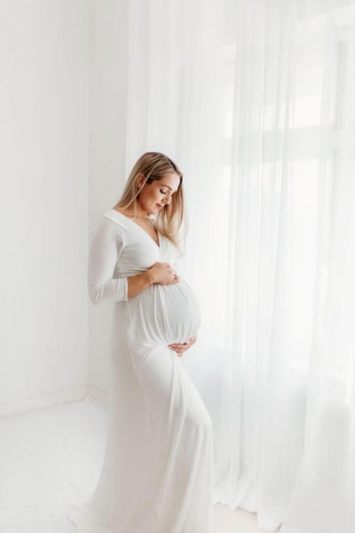  عکس بارداری با لباس نوزاد