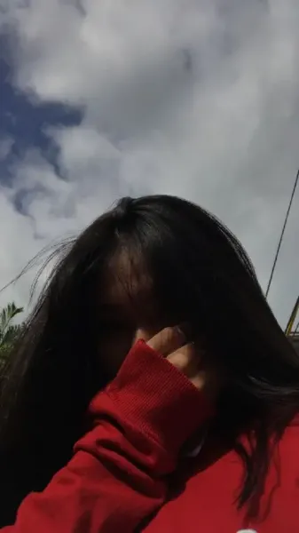  عکس دختر در طبیعت از پشت برای پروفایل