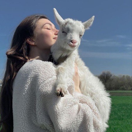  عکس زن در طبیعت شمال