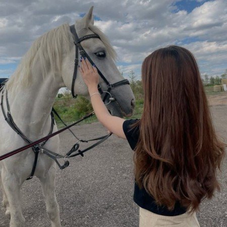  عکس زن در طبیعت شمال