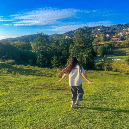  عکس زن در طبیعت شمال