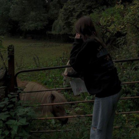  عکس زن در طبیعت شمال