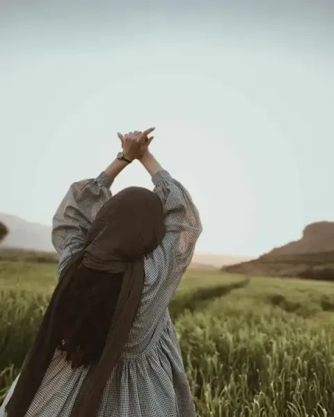 عکس دختر از پشت سر با شال طبیعی