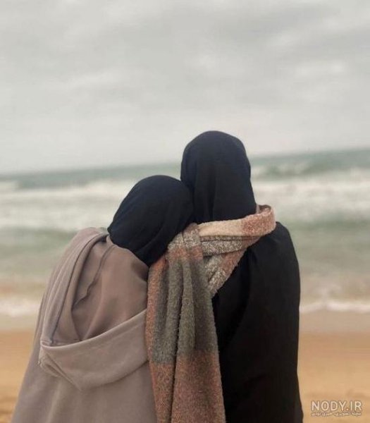  عکس دختر از پشت سر با شال طبیعی