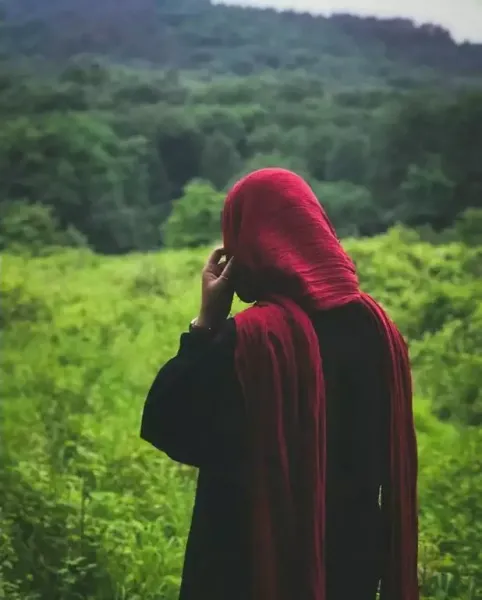  عکس دختر از پشت سر با شال طبیعی