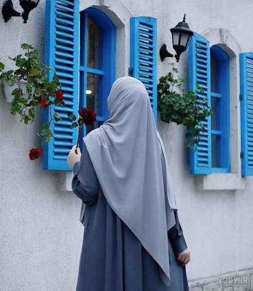  عکس دختر از پشت سر با شال طبیعی