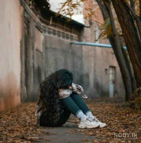  عکس دختر از پشت سر با شال طبیعی