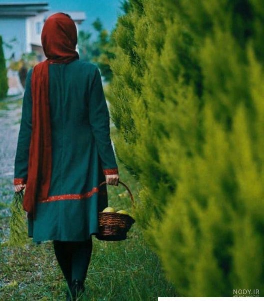  عکس دختر از پشت سر با شال طبیعی