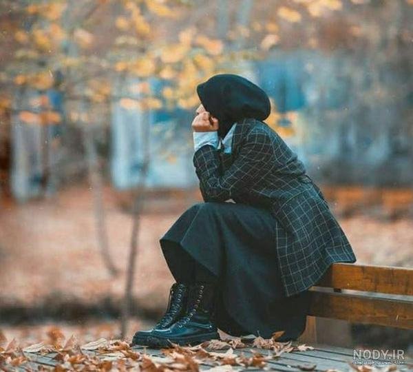  عکس دختر از پشت سر با شال طبیعی