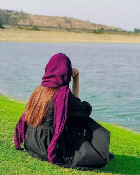  عکس دختر از پشت سر با شال طبیعی