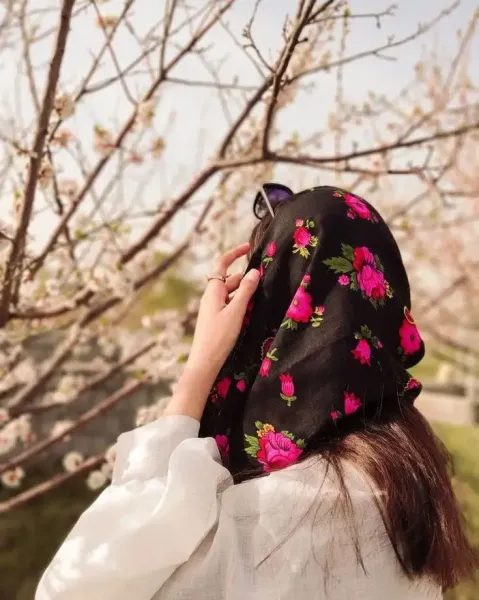  عکس دختر از پشت سر با شال طبیعی