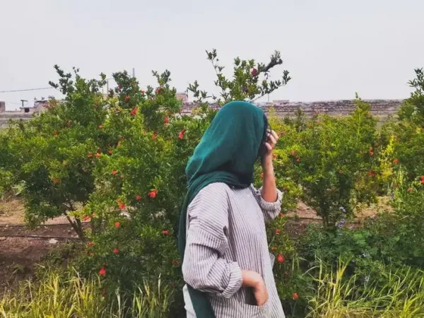  عکس دختر از پشت سر با شال طبیعی