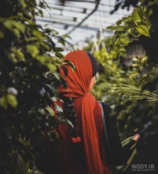  عکس دختر از پشت سر با شال طبیعی