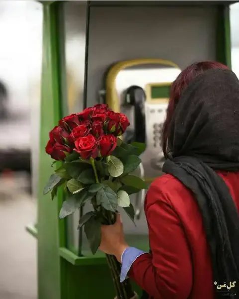  عکس دختر از پشت سر با شال طبیعی