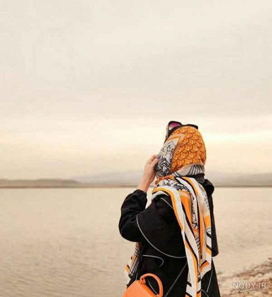  عکس دختر از پشت سر با شال طبیعی