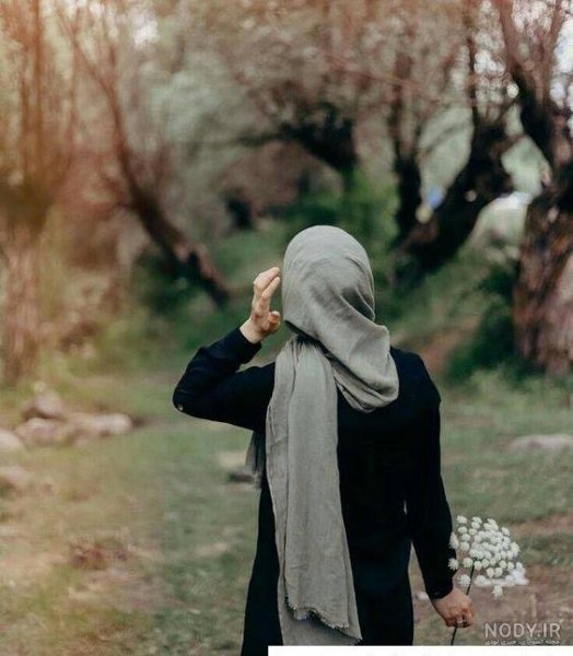  عکس دختر از پشت سر با شال طبیعی