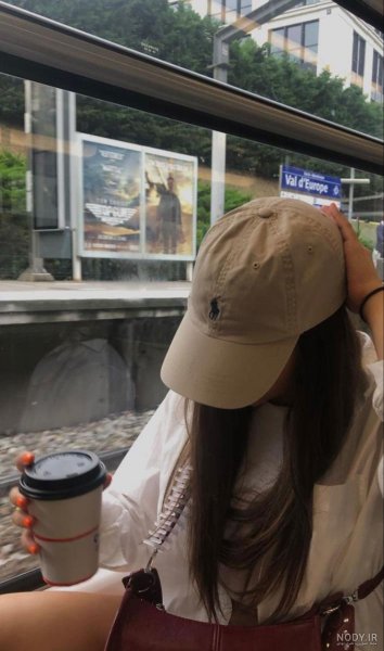  عکس دختر از پشت سر با کلاه برای پروفایل