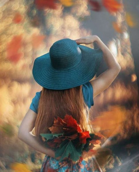  عکس دختر از پشت سر با موهای باز برای پروفایل