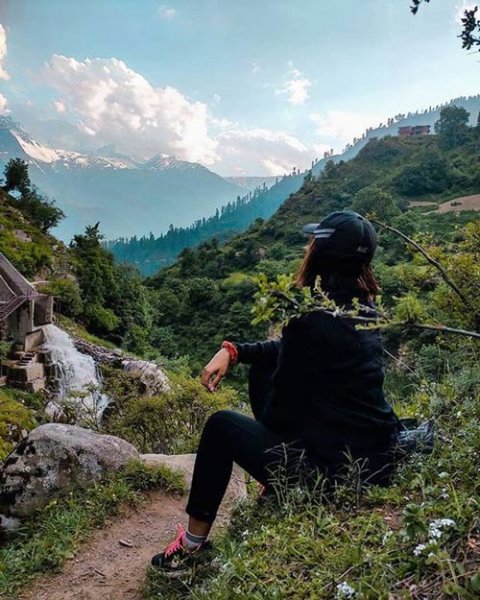  عکس دختر از پشت سر با موهای باز برای پروفایل