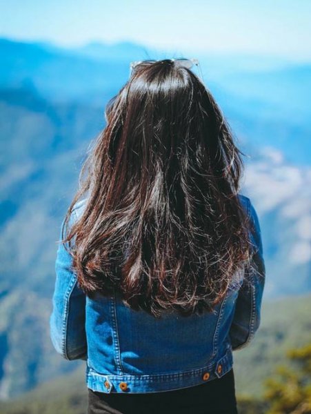  عکس دختر از پشت سر با موهای باز برای پروفایل