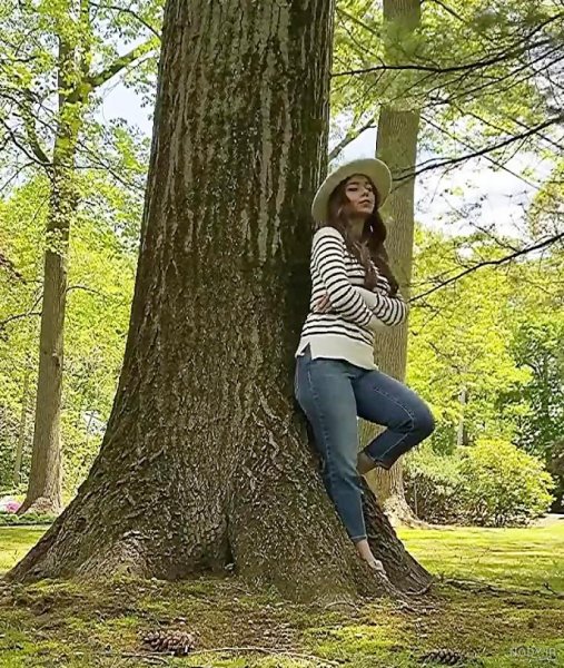 عکس دختر در جنگل برای پروفایل