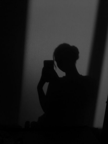  50 عکس سایه دختر در تاریکی