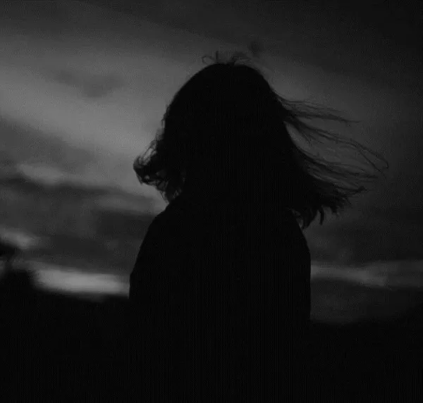  عکس سایه دختر روی زمین